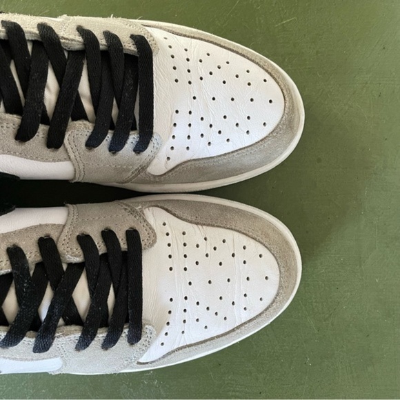 Nike Air Jordan 1 Retro High OG in “Light Smoke Grey” - Picture 2 of 11